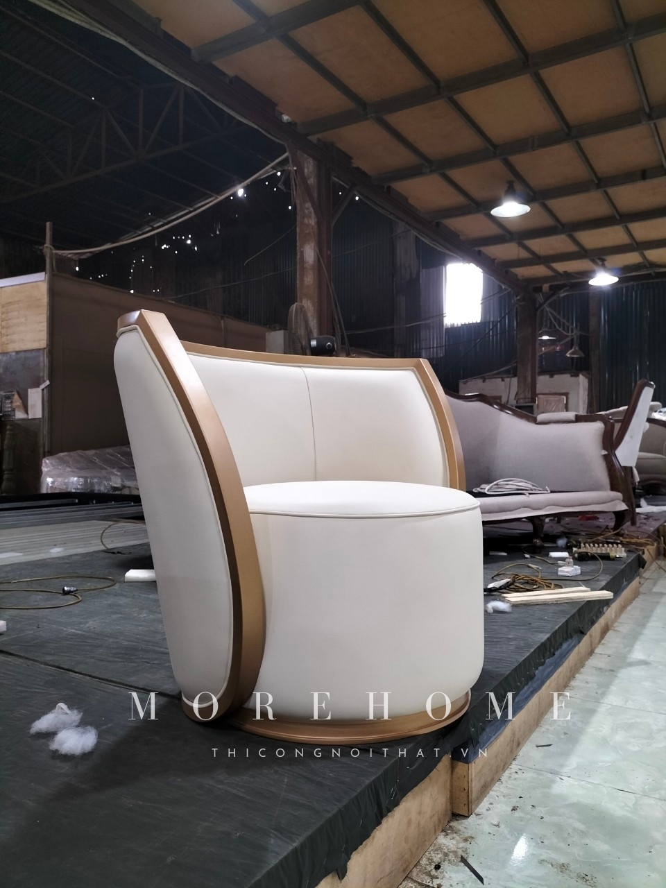Ghế sofa đơn thư giãn cho căn phòng hiện đại. Chất liệu gỗ tự nhiên Tần bì cao cấp được sơn nhũ vàng mờ. Sản phẩm được sử dụng Da bò nhập khẩu Ý, kết hợp mút Latex Nhật Bản.