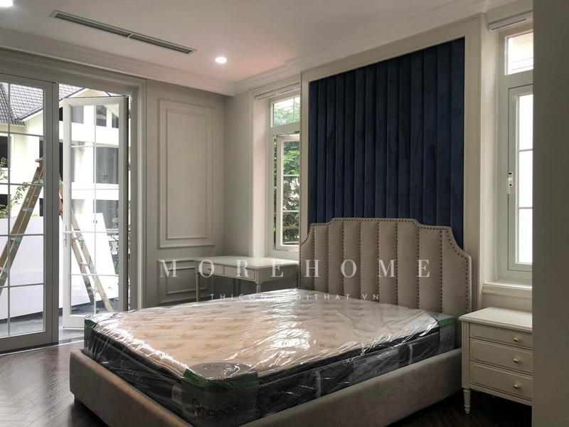 Thi công nệm ốp tường đầu giường màu xanh coban tô điểm trang trí sự sang trọng, cao cấp ấn tượng cho không gian