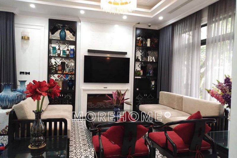 Phòng khách lấy tông trắng làm chủ đạo khiến nội thất gỗ tự nhiên nổi bật điểm tô bằng màu đỏ cho không gian sống sống động